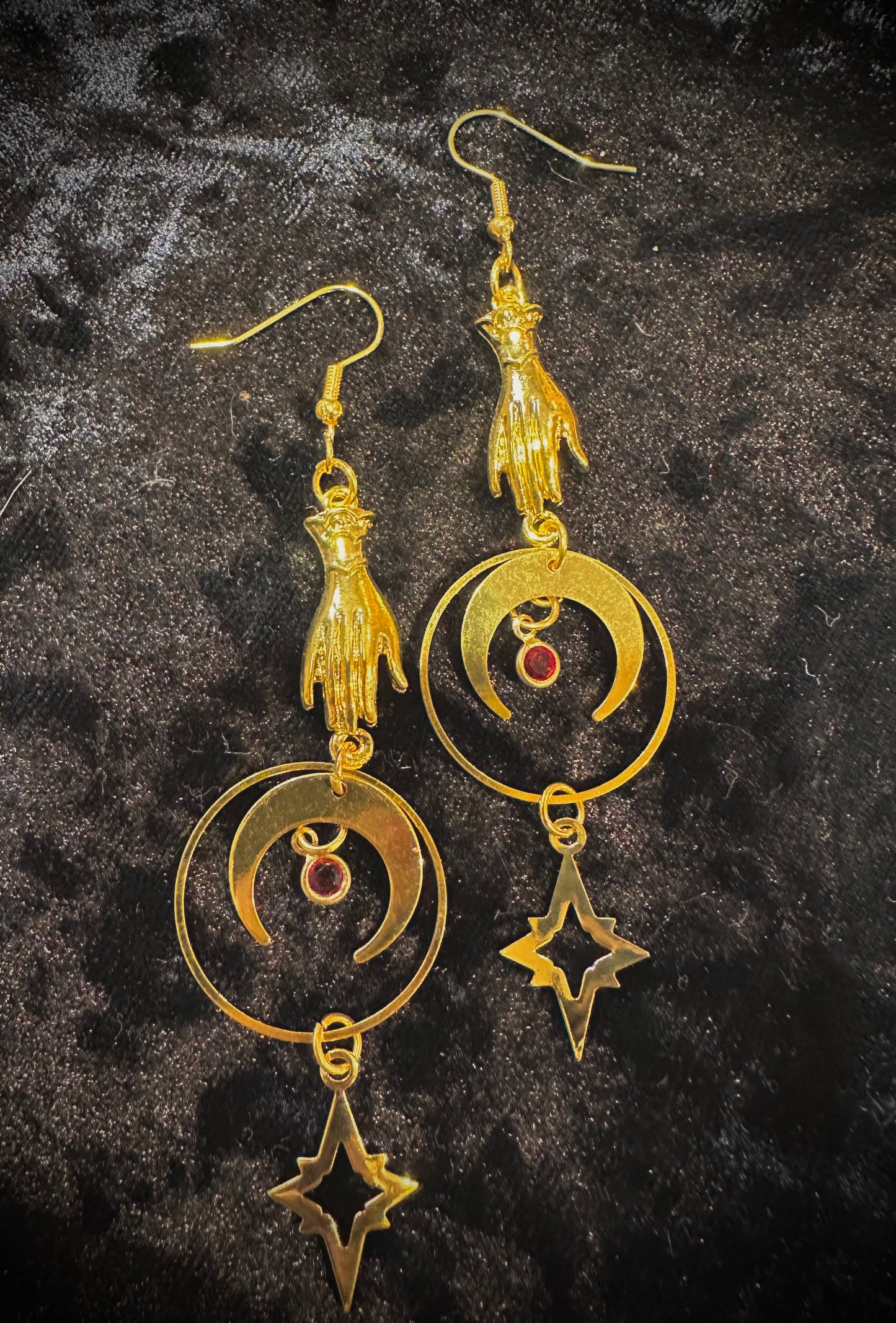 Hands & star earrings