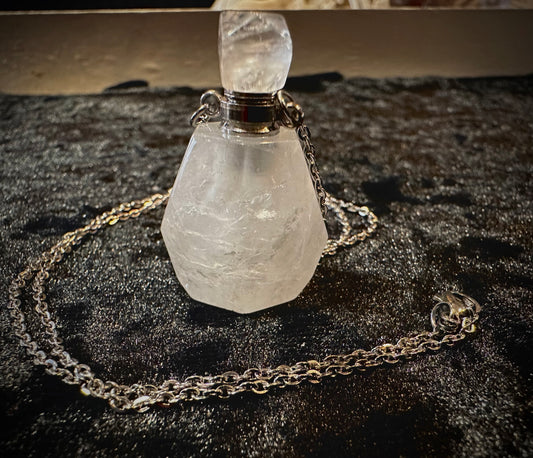 Essantiel oil quartz necklace bootle